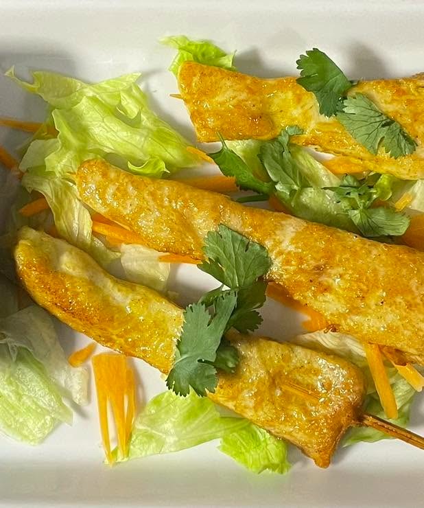 Kylling satay på spyd med salat og koriander