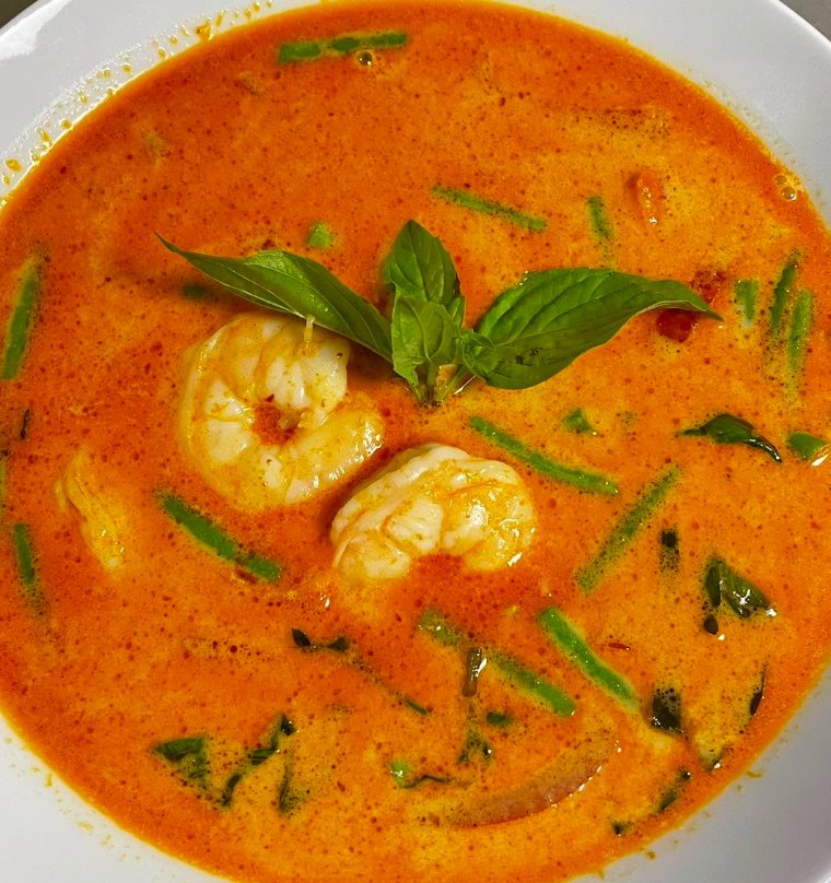 Rød karri med scampi, thaibasilikum og langbønner