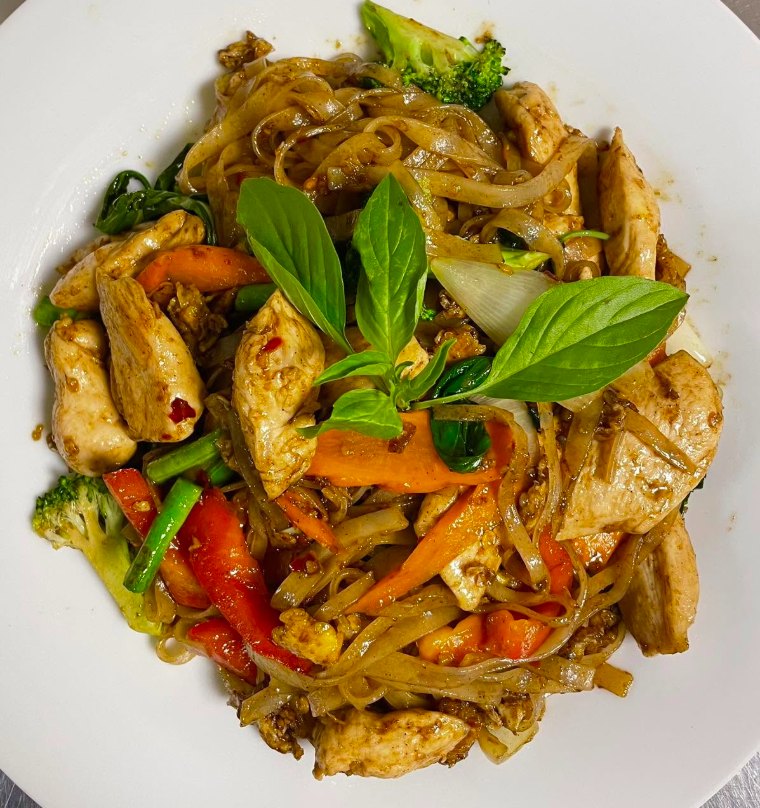 Phad Kee Mao med kylling, grønnsaker og thaibasilikum