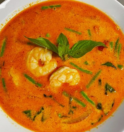Rød thaikarri med scampi, bønner og fersk basilikum
