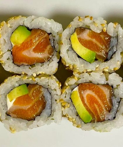 Maki med laks, avokado og sesam fra sushimenyen